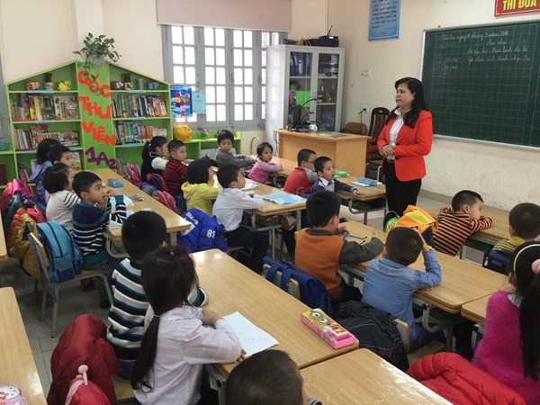 Cô Ngô Thị Minh Phú - Hiệu trưởng giao lưu với học sinh.jpg